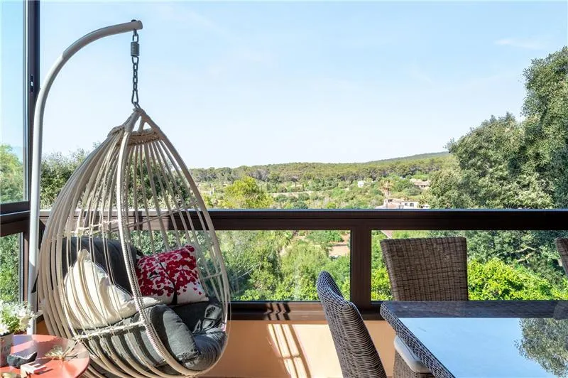 Detached chalet with a swimming pool on a plot of approximately 900 m² — photo 1