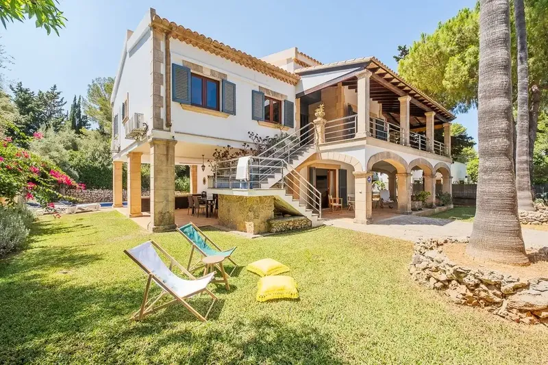 Villa a few meters from the Port of Bonaire, Alcudia. It has a vacation rental license for 12 people. It is distributed on two — photo 1