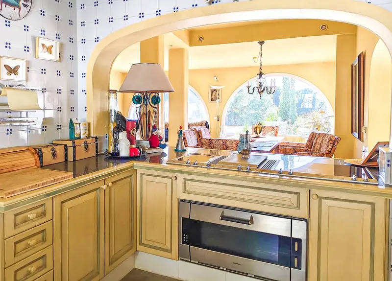 At first glance, this exceptional property captivates with its unique atmosphere. Its privileged location near the sea, its sunny terraces and — photo 11