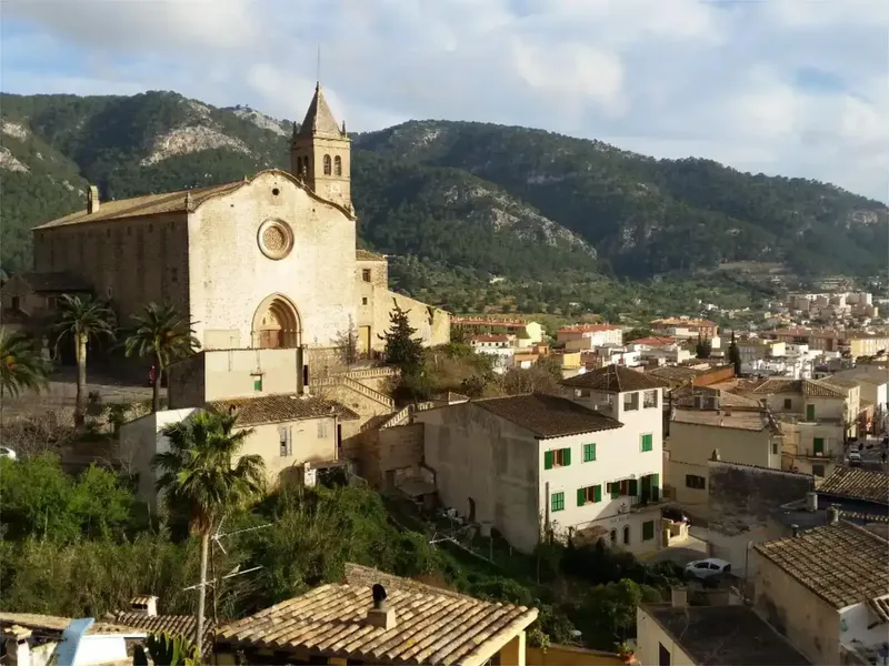 ¡Bienvenido a esta encantadora casa de pueblo en Andratx, Mallorca! Esta propiedad única, construida en 2007, ofrece una combinación perfect — photo 4