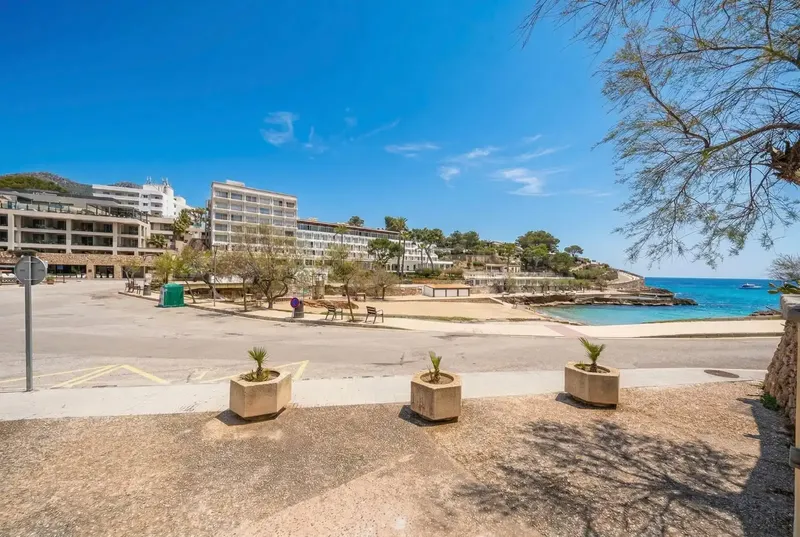 First floor facing the sea with 76m2 rooftop terrace in Cala San Vicente and possibility to acquire underground parking space. — photo 12