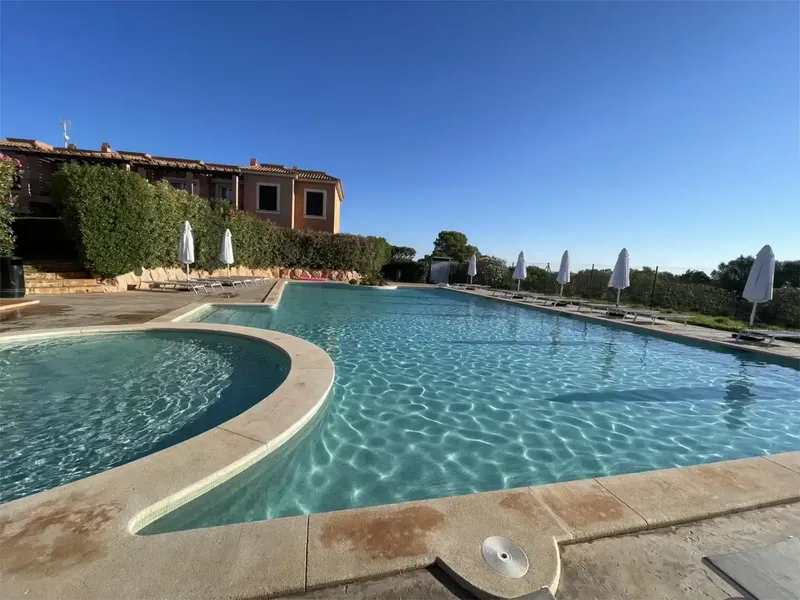 Planta baja, con dos habitaciones y dos baños, completos, cocina, americana, salón, zona para lavadora y limpieza , terraza con acceso direc — photo 7