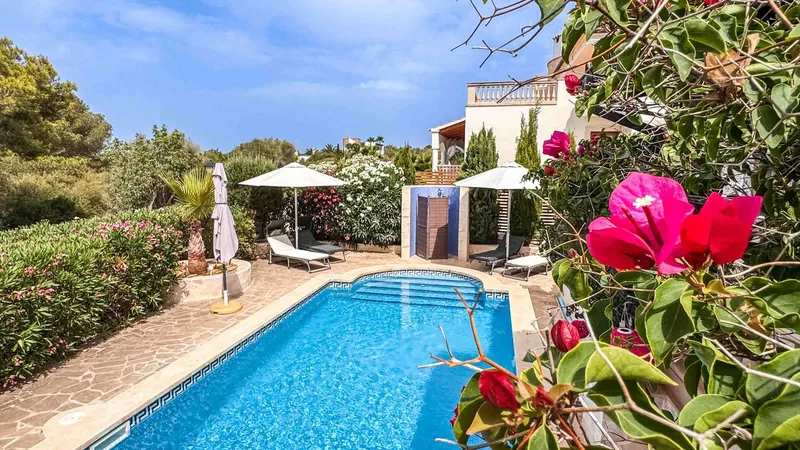 Exclusive feel-good house with pool, in a prime location close to town and beach — photo 1