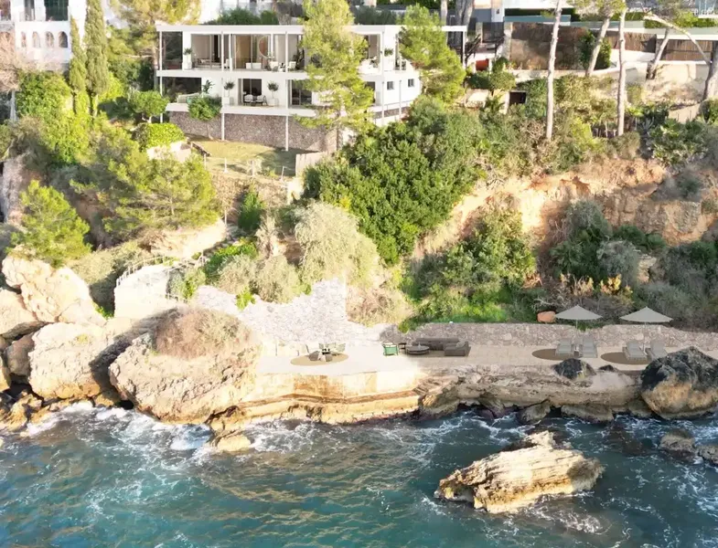 This unique and magical frontline villa in the prestigious Bonaire area of Alcudia is an extraordinary opportunity. — photo 2