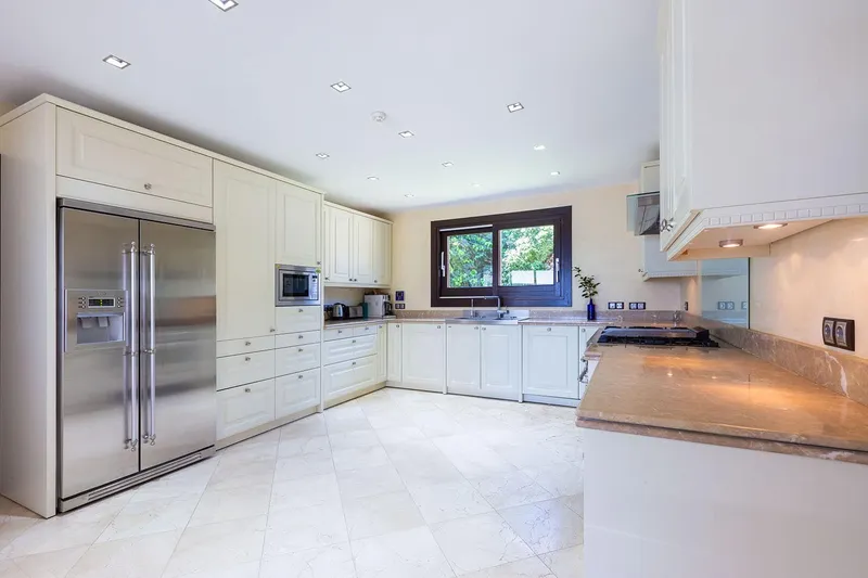 Fantastically located villa with tennis court and breathtaking views — photo 9