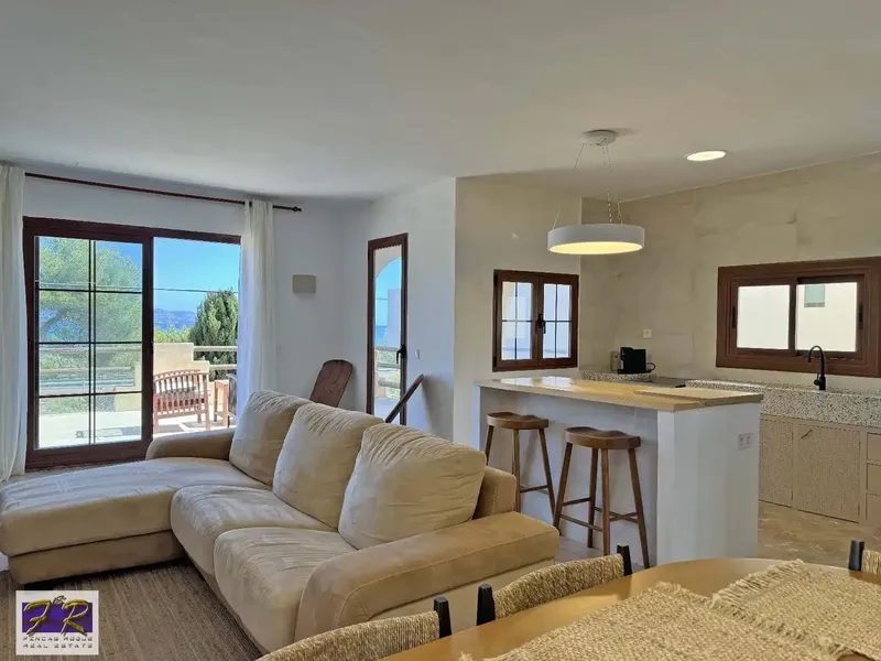 Fincas Roque Inmobiliaria is proud to present this impressive single-family villa located in a privileged location, on the first line — photo 4