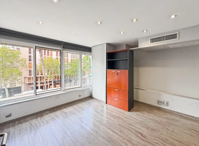 Office for rent in Palma — photo 1