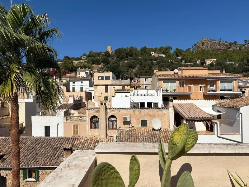 In the center of Andratx, this cozy penthouse is located in a Mallorcan house divided horizontally into two. — photo 7