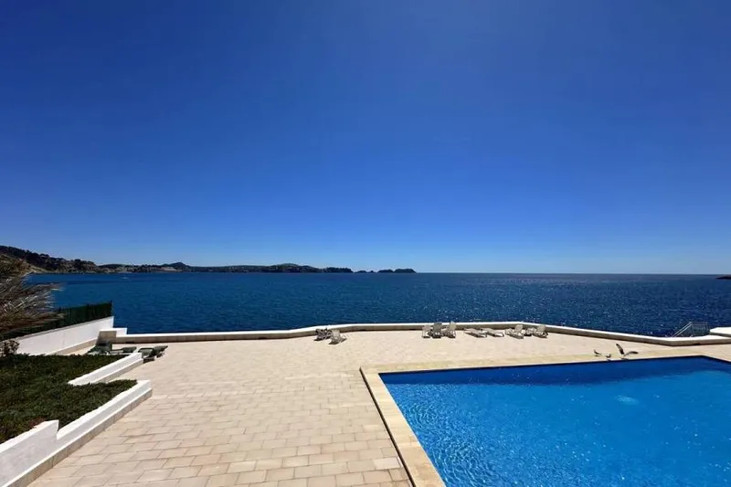 Exclusive frontline sea view residence with exceptional sense of space — photo 3