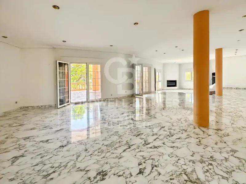 Situated in a privileged position on a mountainside, this magnificent villa of more than 550 m² built combines spaciousness, light — photo 7