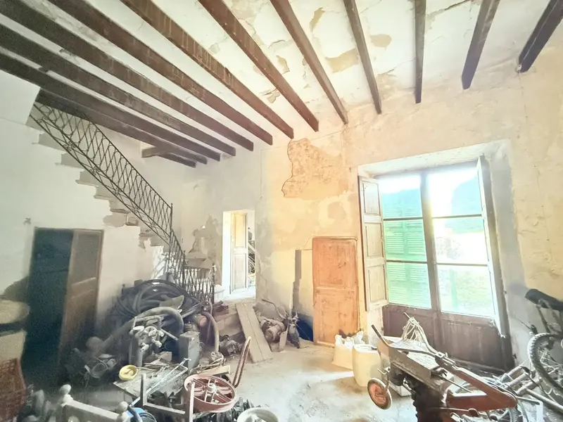 Discover the charm of this majestic manor house with endless possibilities! — photo 4