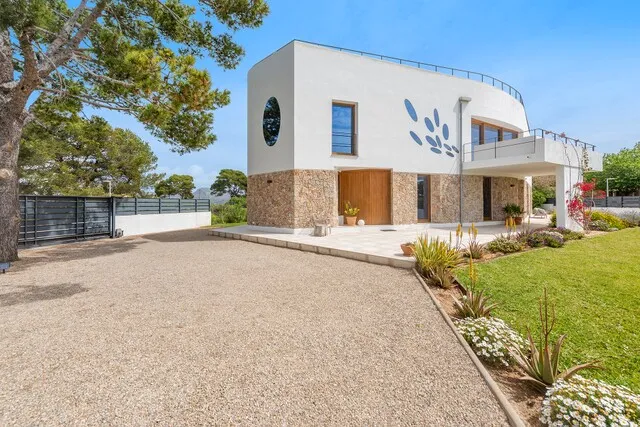Contemporary villa for sale by the beach in Puerto Pollensa, North Mallorca — photo 6