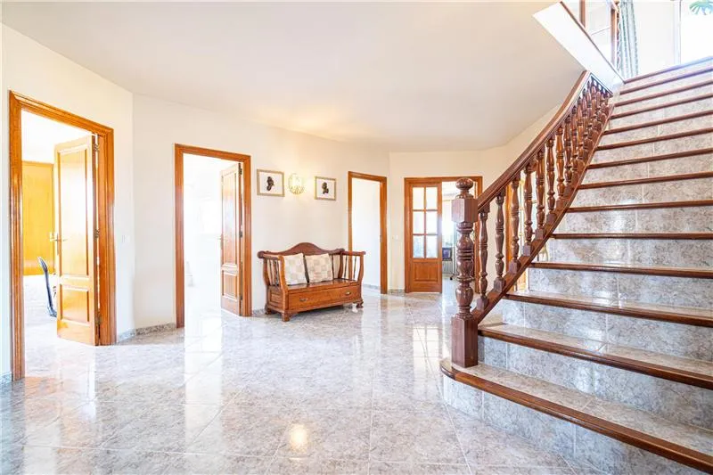 Single-family home on a lot of approximately 505 m² with partial ocean views — photo 2