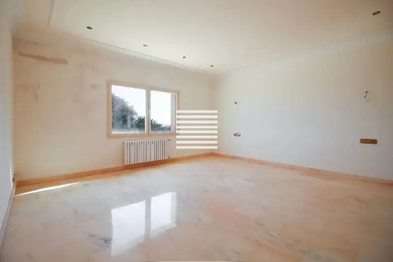 With over 16,000 m² of land and an elegant 608 m² residence, this property perfectly combines luxury, privacy and spectacular — photo 12