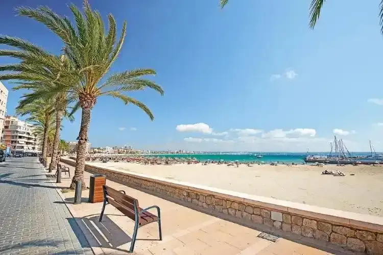 A few steps from the beach, in the Can Pastilla area: 102 m² of comfort and quality — photo 1