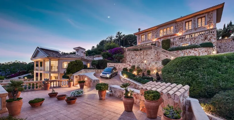Mediterranean luxury property with 2 units and staff accommodation in Bendinat — photo 1