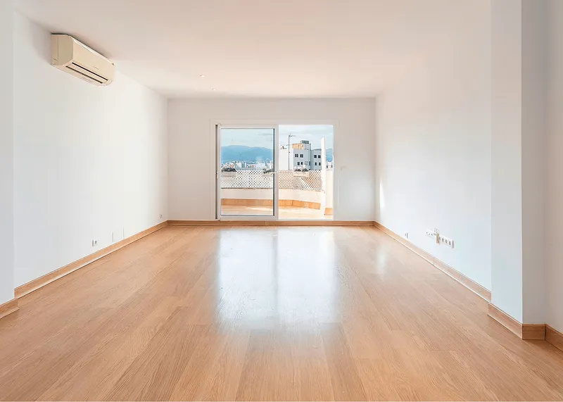 Apartment with Terrace in Need of Renovation Near Santa Catalina — photo 5