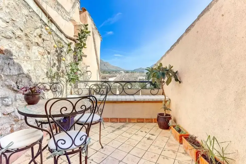 Located on a quiet side street, just steps from the famous Calvary and a few minutes from the main square, this charming house — photo 1