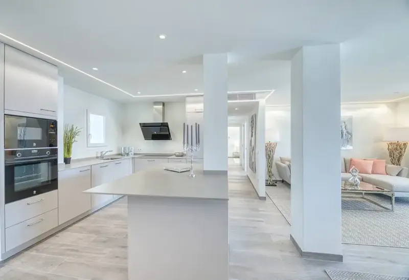 Ideally located in Cala Major, just minutes from the lively capital Palma, this magnificently renovated apartment offers — photo 8