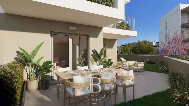 Refined Three Bedroom Apartment with Terrace and Garden in Palmanova — photo 2