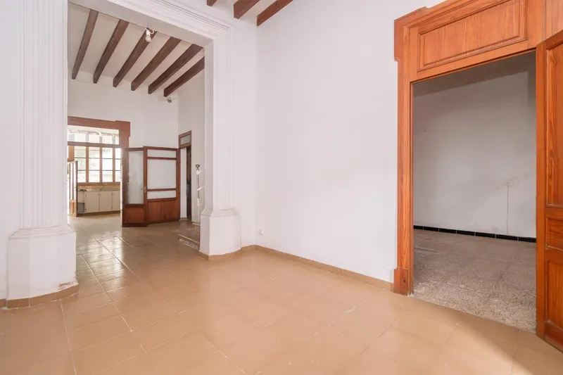 Village house in Sa Pobla with interior patio and parking area to renovate — photo 12