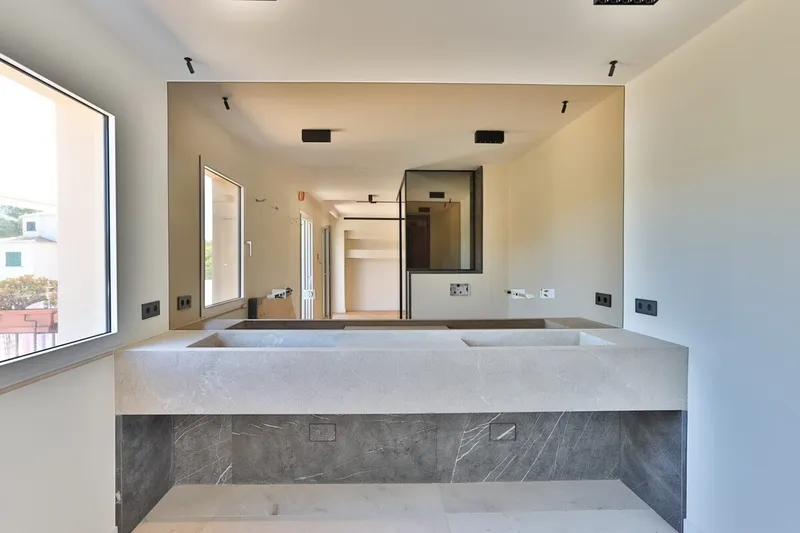 Elegant Fully Renovated Duplex — photo 10