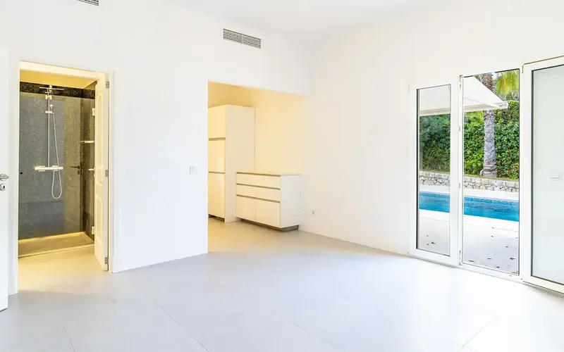 This impressive villa in Puerto Andratx is located in a quiet residential area, a few minutes' walk from restaurants, boutiques — photo 9
