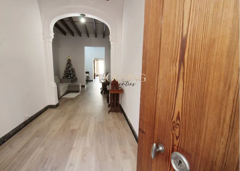 CASA DE 3 ALTURAS EN EL CENTRO DE LLUCMAJOR, CON VARIAS POSIBILIDADES. — photo 1