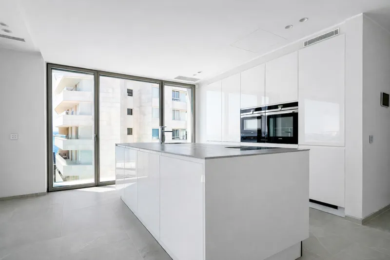 Modern Apartment with Panoramic Sea Views on the First Line of the Paseo Marítimo, Palma Mas — photo 8