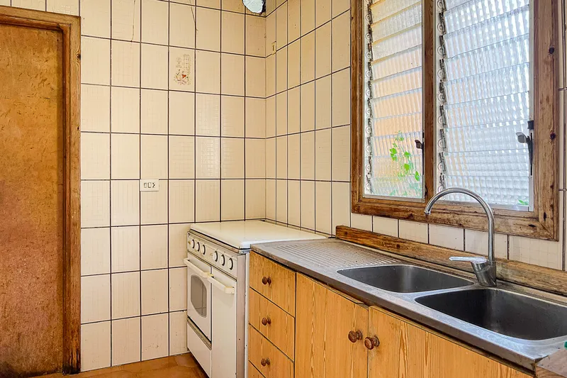 Investment opportunity: townhouse with large garden and distant views — photo 9