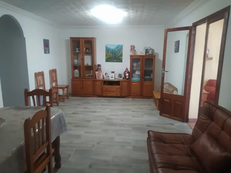 Single-family house for sale on one floor of 190 m2, open ceiling, with possibility to build an additional floor. It has a 40 m2 garage-storage room. — photo 1