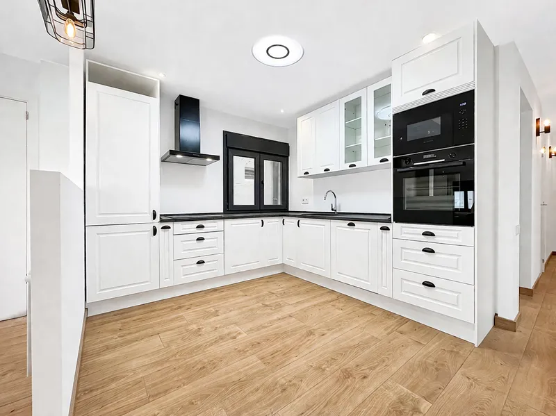 Elegant renovated apartment with terrace in the heart of Santa Catalina, Palma — photo 6