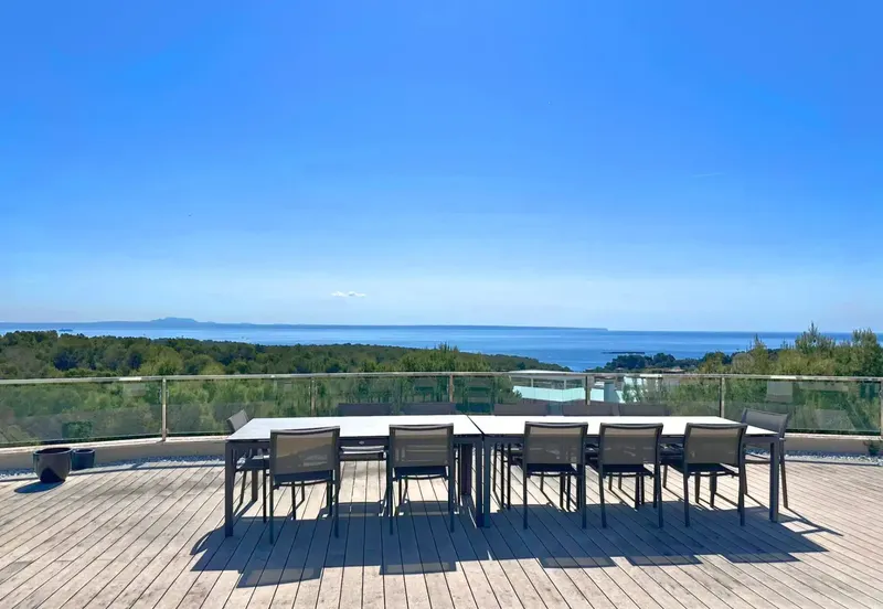 This light-flooded penthouse in a quiet, well-maintained residence in Sol de Mallorca combines luxurious living with Mediterranean charm. — photo 1