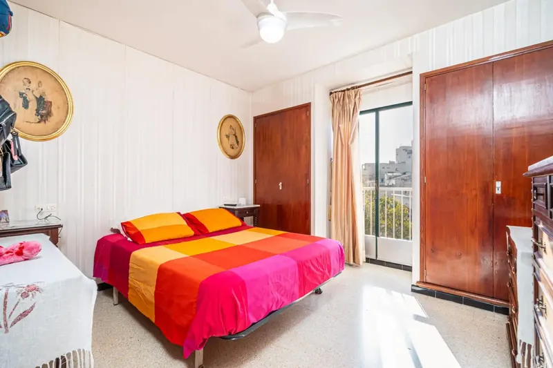 This flat in Palma, located in the quiet area of Arxiduc, stands out for its brightness and functional layout. With 114 m² of usable space, it offers — photo 5
