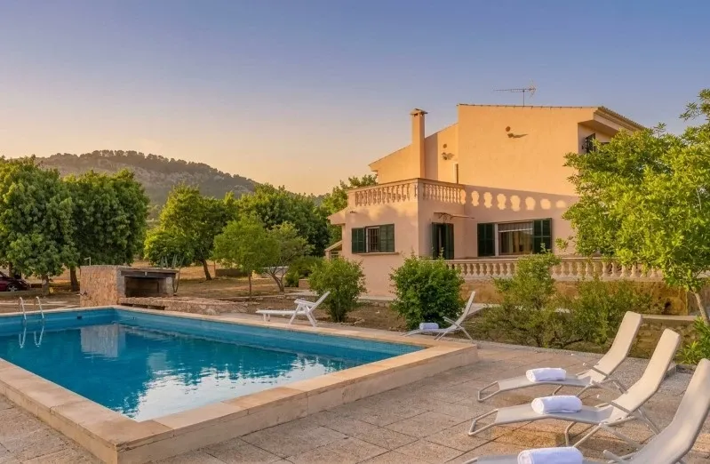 Country house with holiday rental permit, located in an idyllic area of Llucmajor with mountain views — photo 2