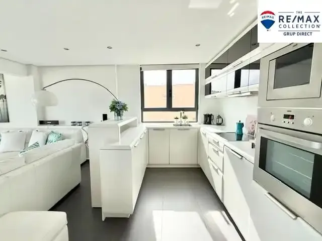This beautiful penthouse occupies the top floor of a building with a communal pool and offers maximum privacy together with impressive views — photo 8