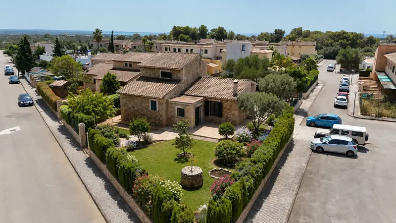 Discover this magnificent rustic finca-style property — photo 1