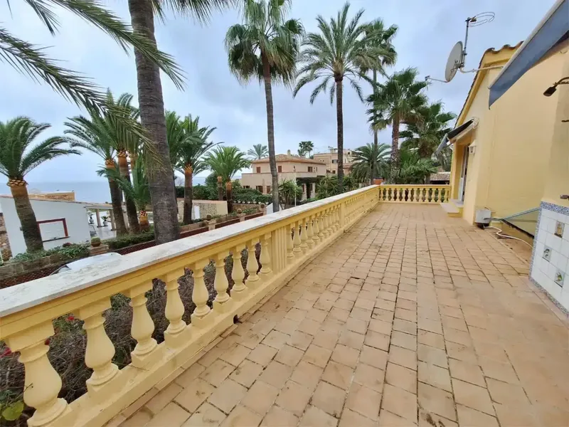Fabulosa villa en segunda línea de mar y con vistas desde la segunda planta. — photo 6