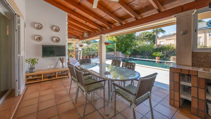 Charming villa for sale in Bahia Blava with pool and garden — photo 5
