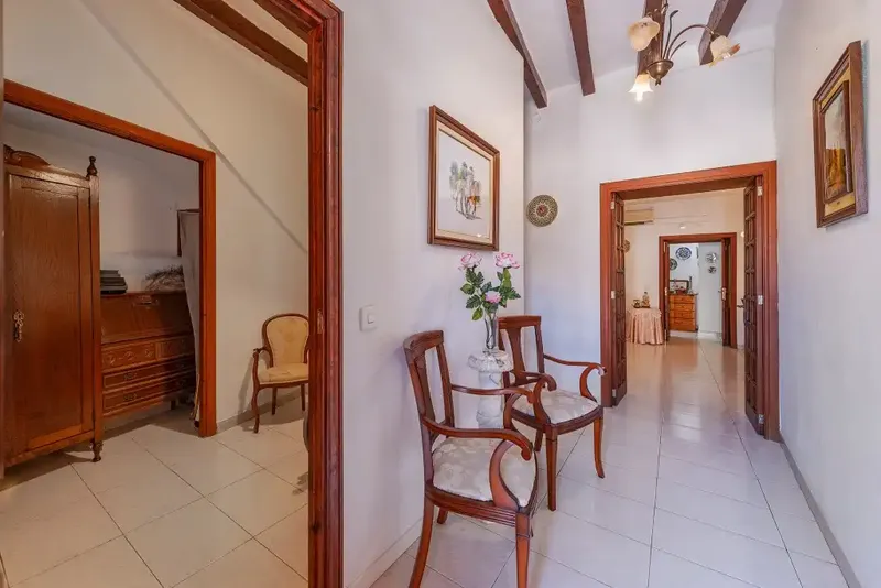 We are pleased to offer this charming village house for sale in Caimari, which boasts a wealth of authentic features and — photo 2