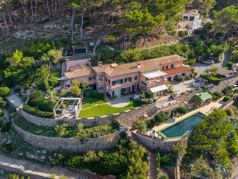 This 571 m2 villa in Cala Sant Vicenç on a plot of approx. 4,200 m2 on the first line of the sea charms with its fantastic and clear view to — photo 5
