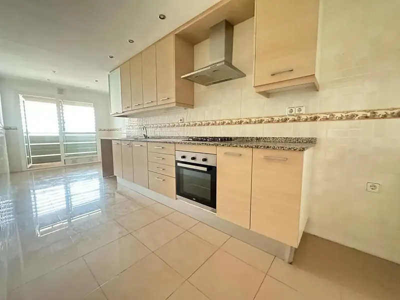 Attic of 110 m2 distributed in a large kitchen with laundry room, living room with balcony, 3 bedrooms and 2 bathrooms, one of them en suite. — photo 2