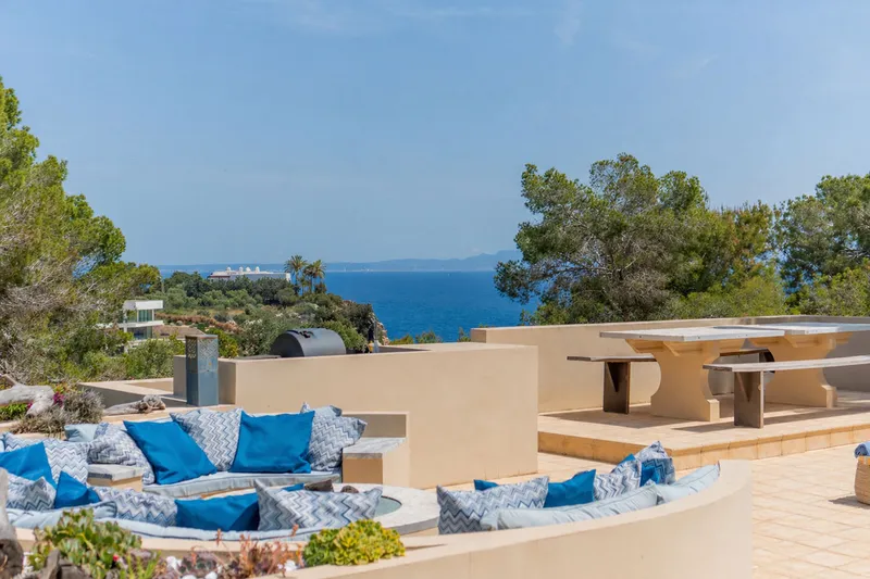 Sea-view villa with development potential in a prime location — photo 2