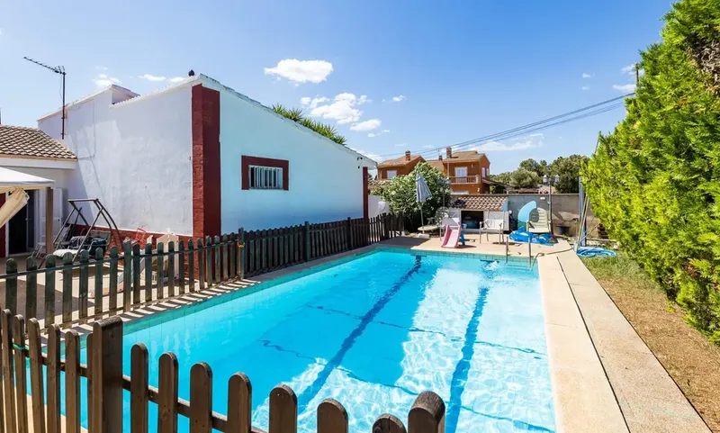 Detached house with pool and garage — photo 2