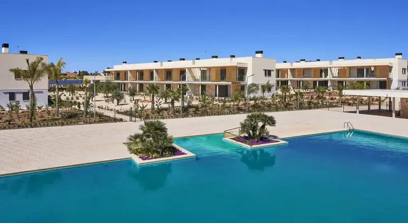 Beautiful 2 or 3 bedroom penthouses with terrace and solarium in a complex with lovely gardens, large saltwater pool and gym, a short distance — photo 8