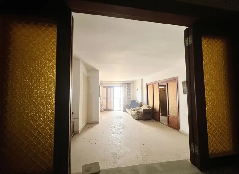 If you are looking for an excellent opportunity to acquire a property in an unbeatable location, this apartment is for you. Located right on — photo 11