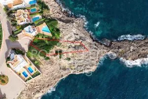 Ref. PRO240 – Building plot in the first sea line in Es Fortí, Cala d’Or – with views of the adjacent coastline and the sea — photo 1