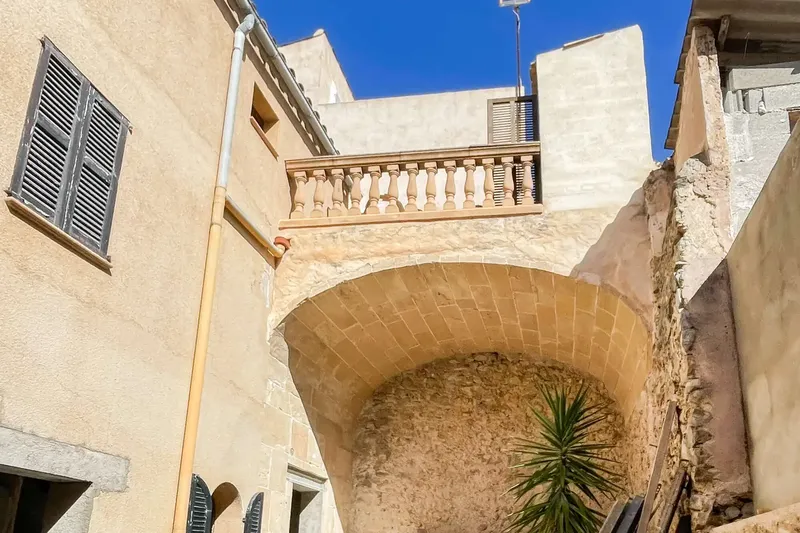 In a highly sought-after location in Artà, this historic house offers an attractive opportunity for investors looking for a project — photo 6