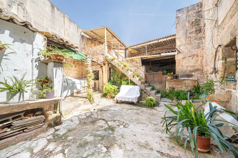 Spacious Majorcan manor house of 591 m² built in the heart of Porreres, a property with great presence, ample spaces — photo 1