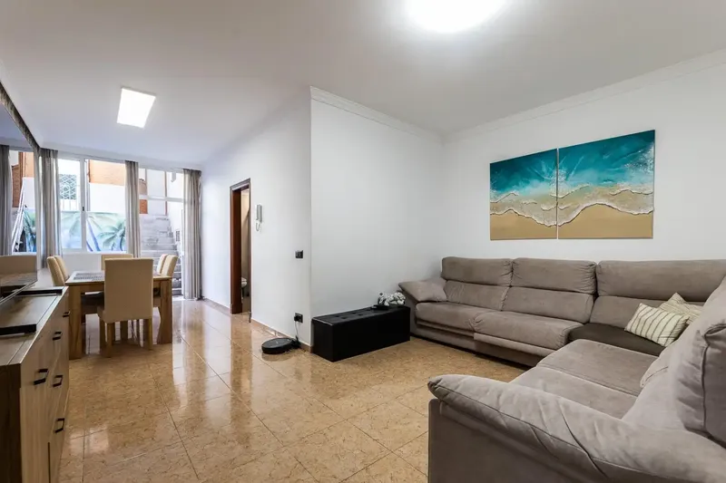 En una de las zonas más consolidadas de El Arenal, se encuentra esta amplia vivienda en planta baja, una propiedad con mucho potencial tanto — photo 1